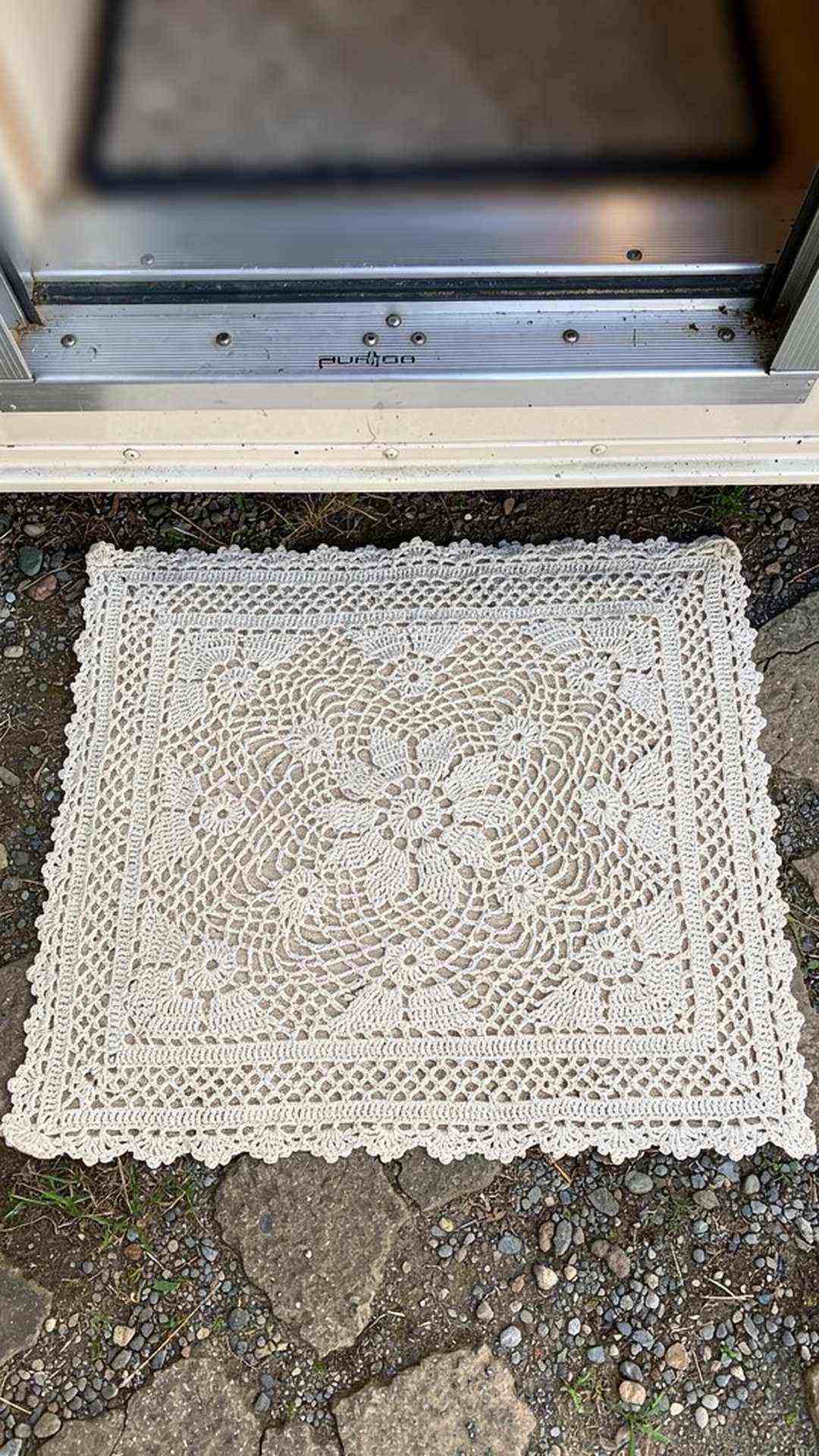 Delicate Lace Pattern Mat